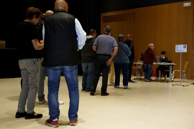 Varias personas acuden a ejercer su derecho a voto en el Centre Cívic La Roca en Barcelona.  Kike Rincón