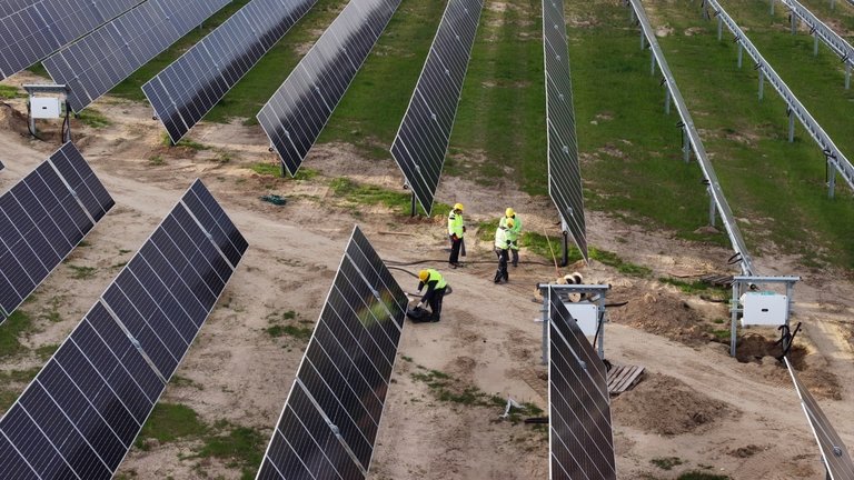 Trabajadores en unas placas solares. EP
