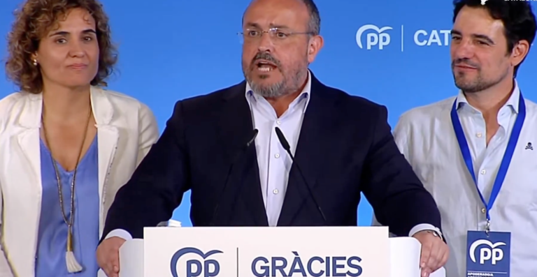 El candidato del PP a las elecciones catalanas, Alejandro Fernández durante la rueda de prensa. / A.E.