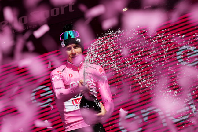 Pogacar celebra su victoria en la octava etapa del Giro. / Gian Mattia D'alberto