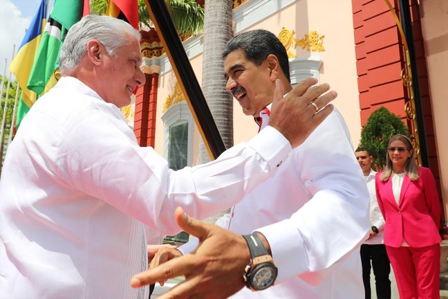 El presidente de Venezuela, Nicolás Maduro (d), recibe a su homólogo de Cuba, Miguel Díaz-Canel. EP / Archivo