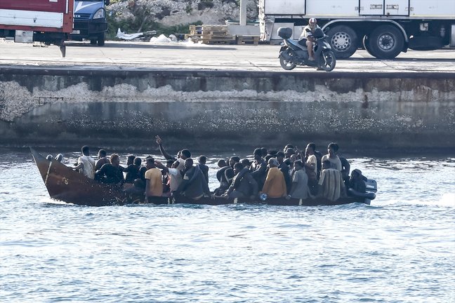 Un grupo de migrantes en una patera llega a la isla de Lampedusa.  Cecilia Fabiano / Archivo