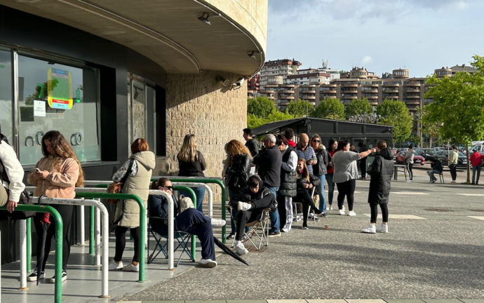 Los racinguistas esperando para comprar su entrada para el Zaragoza. / RRC