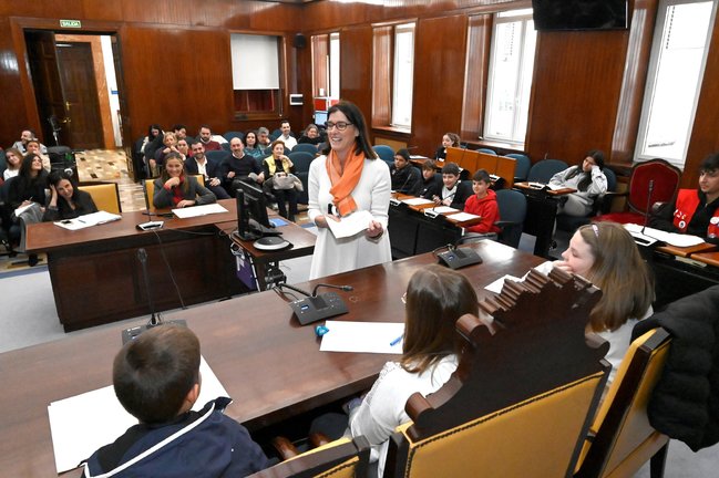 La alcaldesa, Gema Igual, en el Pleno del Consejo de Niños y Niñas de Santander. / Alerta