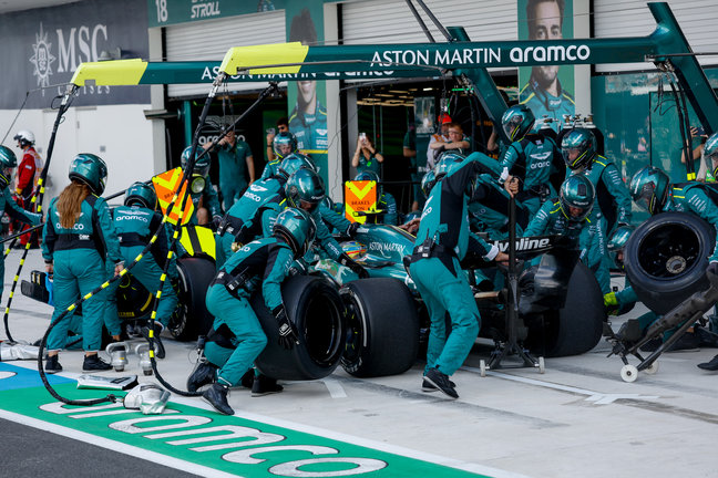 Mecánicos de Aston Martin manipulan el coche de Fernando Alonso. / EP