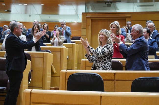 La portavoz del PP en el Senado, Alicia García (2d), el senador del PP Javier Arenas (d), aplauden la intervención del senador del PP, Antonio Silván (i), durante una sesión plenaria en el Senado. Fernando Sánchez
