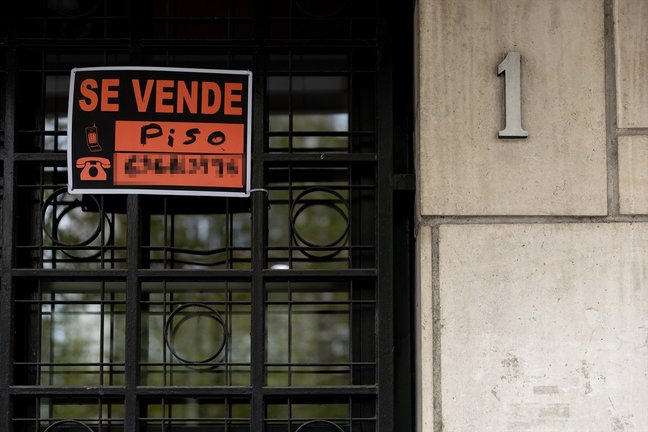 Vista de un cartel de 'Se vende' en un portal de un edificio. Eduardo Parra / Archivo