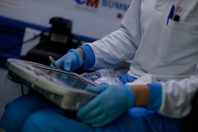 Una sanitaria consulta una tablet durante el cambio de guardia de la unidad móvil. / Archivo