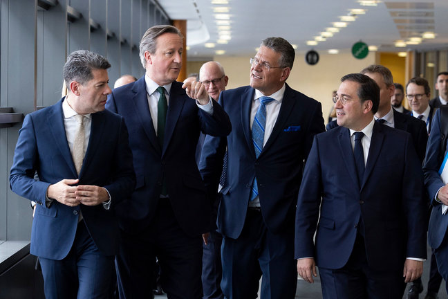 El ministro principal de Gibraltar, Fabian Picardo; el ministro de Exteriores británico, David Cameron; el vicepresidente de la Comisión Europea Maros Sefcovic ; y el ministro de Exteriores español, José Manuel Albares. / KIRSTY O'CONNOR