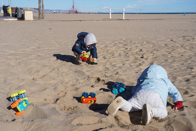 Dos niños jugando en la playa. Eduardo Manzana / Archivo