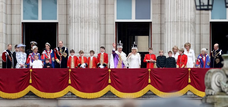 La familia real británica desde el balcón del palacio de Buckingham. LI YING / Archivo