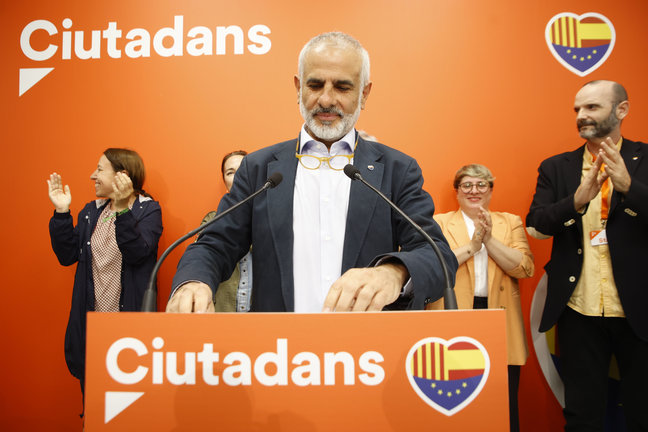 El candidato de Cs a las elecciones catalanas, Carlos Carrizosa, en la comparencia de este domingo sobre los resultados electorales en la sede del partido en Barcelona. / EP