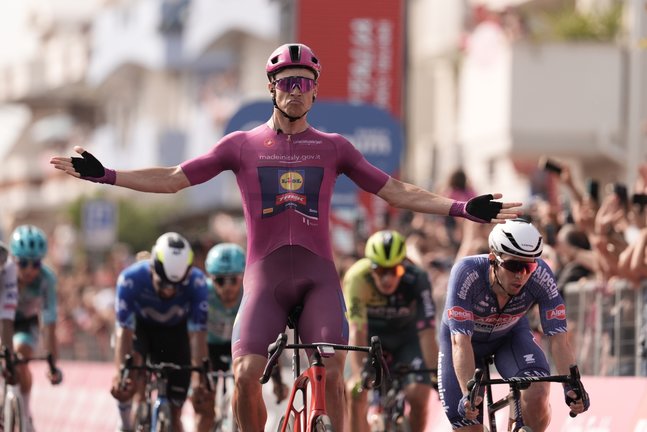 El ciclista italiano Jonathan Milan vuelve a ganar una etapa en esta edición del Giro. / GIRO D'ITALIA
