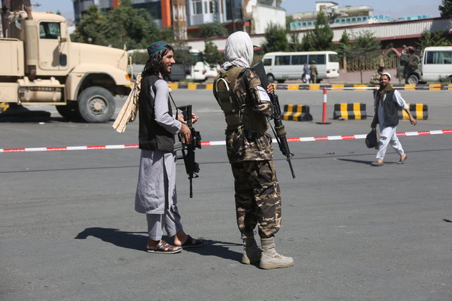 Miembros talibanes hacen guardia cerca de la sede de la conferencia de la Loya Jirga en Kabul, Afganistán. / EP