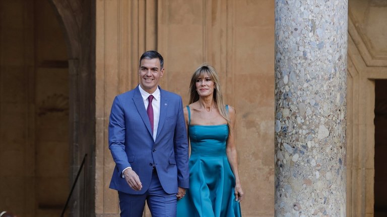 El presidente del Gobierno, Pedro Sánchez, junto a su mujer, Begoña Gómez. Álex Cámara / Archivo