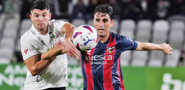 Aldasoro disputa un balón en uno de los partidos del Huesca en El Sardinero. / LH