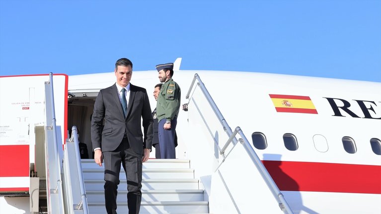 El presidente del Gobierno de España, Pedro Sánchez, baja del avión presidencial, Falcon. EP / Archivo
