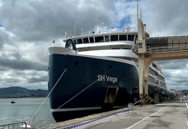 El crucero de lujo SH Vega en su primera escala en el Puerto de Santander, listo para zarpar hacia Saint Malo tras una jornada en Cantabria con 67 pasajeros a bordo.