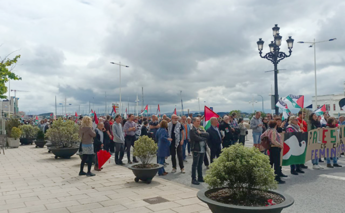 Varias personas durante la manifestación frente a Puertochico en Santander. / X