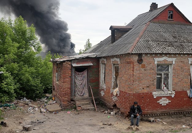Humo detrás de una casa en una región ucraniana. DPA