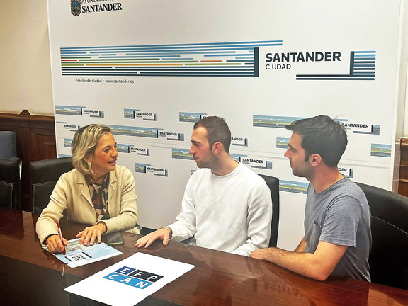La concejala de Empleo de Santander, Chabela Gómez-Barreda, con representantes del Consejo de Formación Profesional de Cantabria. / Alerta