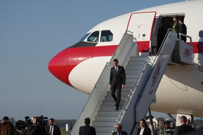 El presidente del Gobierno de España, Pedro Sánchez (i), baja del avión presidencial, Falcon. EP / Archivo