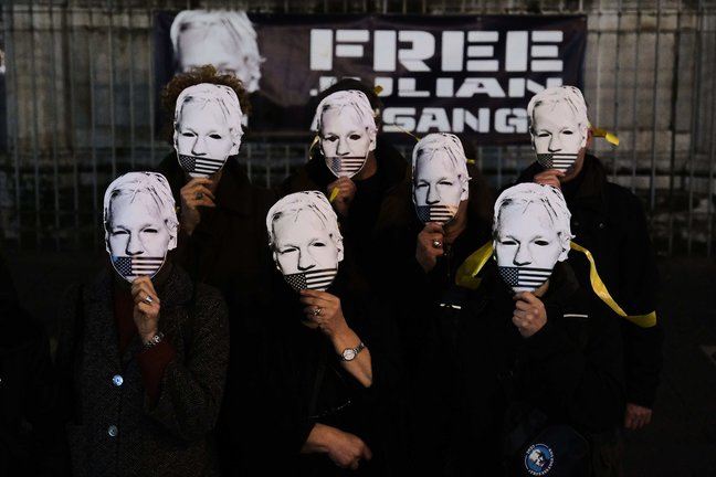 Varias personas con una máscara con la cara de Julian Assange. / Antonio Balasco / Archivo