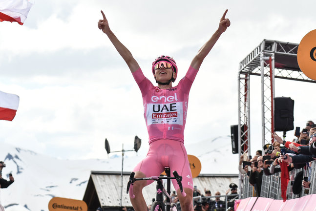 Tadej Pogacar celebra la victoria conseguida en la etapa 15 del Giro de Italia 2024 en Livigno. / Andrea Amato