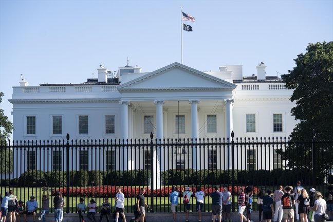 Visitantes frente a la Casa Blanca en Washington. EP / Archivo