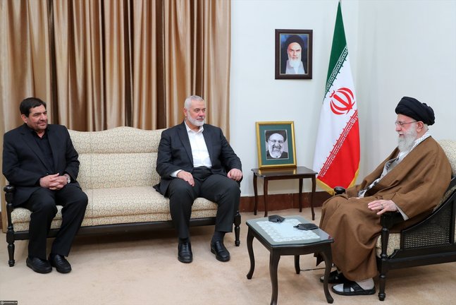 El líder supremo iraní, el Ayatollah Ali Khamenei (R), en conversaciones con el líder de Hamas, Ismail Haniyeh (L), durante una reunión después de la ceremonia fúnebre del difunto presidente Ebrahim Raisi en Teherán. EP