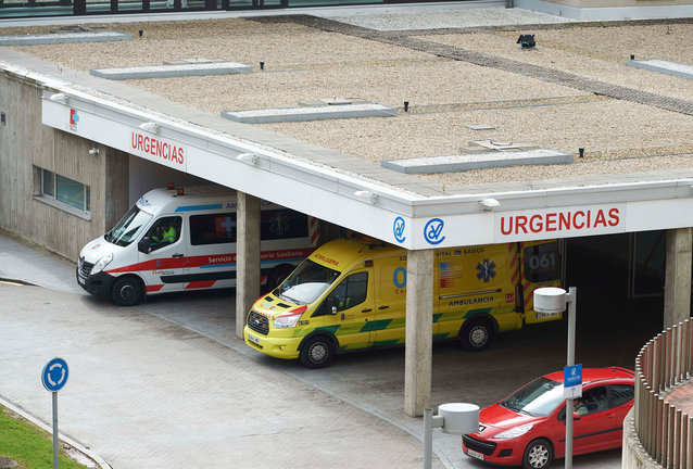 Ambulancias en el Hospital Marqués de Valdecilla. / JUAN MANUEL SERRANO ARCE