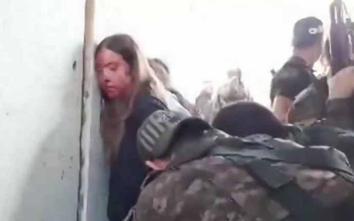 Captura del vídeo divulgado donde se ve a una joven ensangrentada.