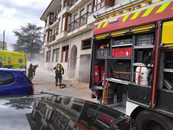 Los bomberos del 112 en el incendio declarado este miércoles en un garaje de una vivienda propiedad del Gobierno de Cantabria situada en el municipio de Escalante.