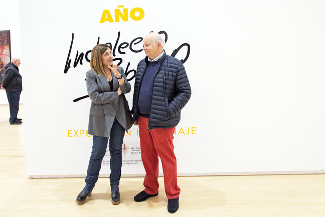 La presidenta de Cantabria, Maria José Sáenz de Buruaga con el artista Indalecio Primo. / José Cavia