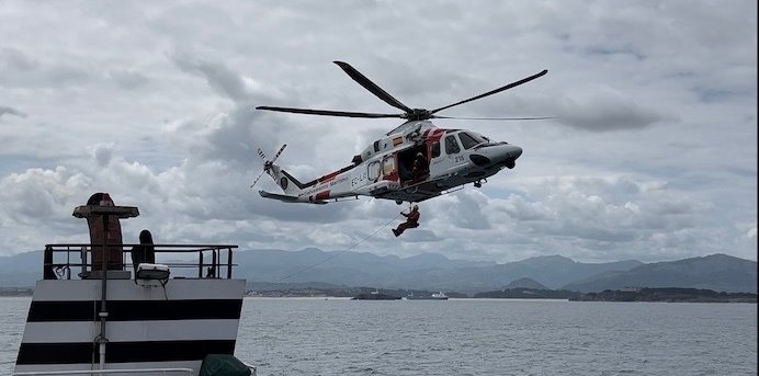 El helicóptero recibiendo el paciente para trasladarlo al puerto más cercano. / E. R.