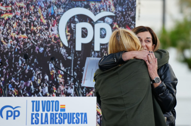 La presidenta
Buruaga intervino junto a
María Luisa
Peón, número
28 del PP al
Parlamento Eu-ropeo. Los populares arrancaron la campaña de cara al 9J en la plaza de Italia de la capital. / A.E.