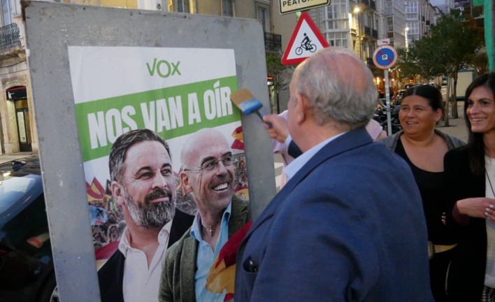 El representante de Vox en la campaña de las elecciones europeas, Emilio del Valle, pega carteles por Santander. / a.e.