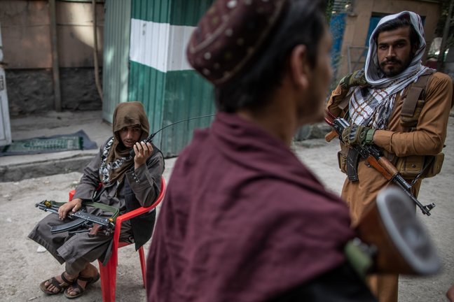 Combatientes talibanes hacen guardia frente a una comisaría de policía en Kabul. Oliver Weiken / Archivo