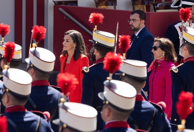 La Reina Letizia (i) y la ministra de Defensa, Margarita Robles (d) durante el desfile militar con motivo del día de las fuerzas armadas. Imanol Rimada