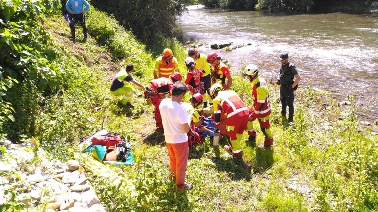 El 112 de Cantabria y Asturias rescatan y trasladan al Hospital Universitario Central de Asturias (HUCA) a un motorista caído en Peñamellera Baja. / 112