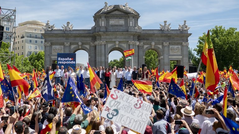 Decenas de personas durante una manifestación del PP, en la Puerta de Alcalá. Alberto Ortega