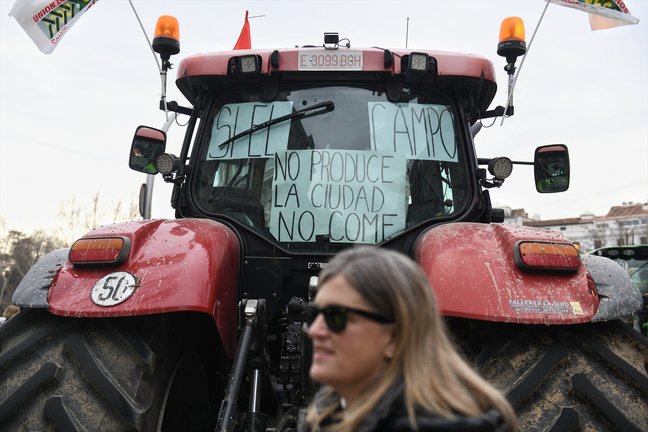 Un tractor con una pancarta durante una protesta. Fernando Sánchez / Archivo