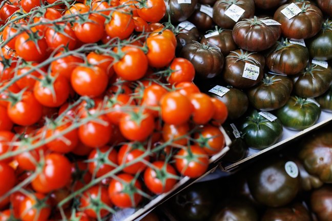 Dos variedades de tomate en un mercado. Alejandro Martínez Vélez / Archivo