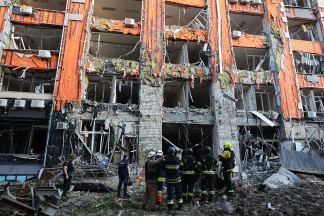 Bomberos y equipos de rescate frente a un edificio impactado por un misil ruso. / Archivo