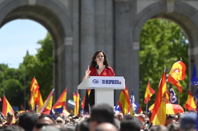 La presidenta de la Comunidad de Madrid, Isabel Díaz Ayuso, interviene durante una manifestación del PP. / Alberto Ortega