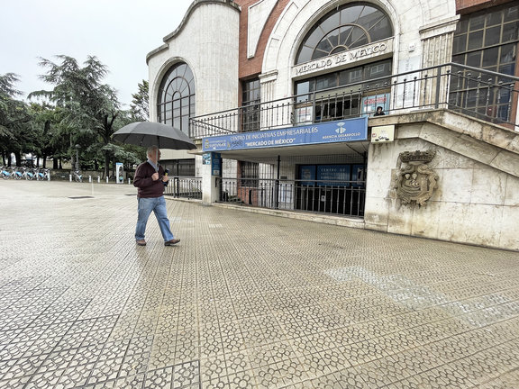 Un hombre camina por delante del Mercado de México en Santander. / ALERTA
