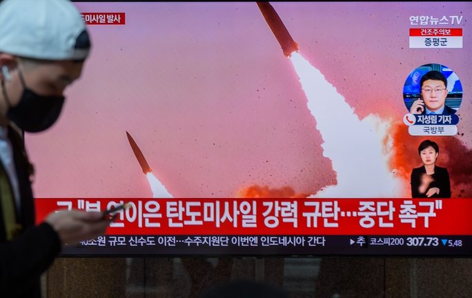 Imagen de la televisión mostrando las fotografías reveladas por Corea del Norte del lanzamiento de misiles balísticos. EP / Archivo