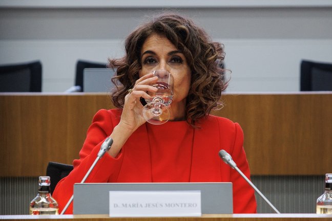 La vicepresidenta primera y ministra de Hacienda, María Jesús Montero, bebe agua durante unas jornadas. EP / Archivo