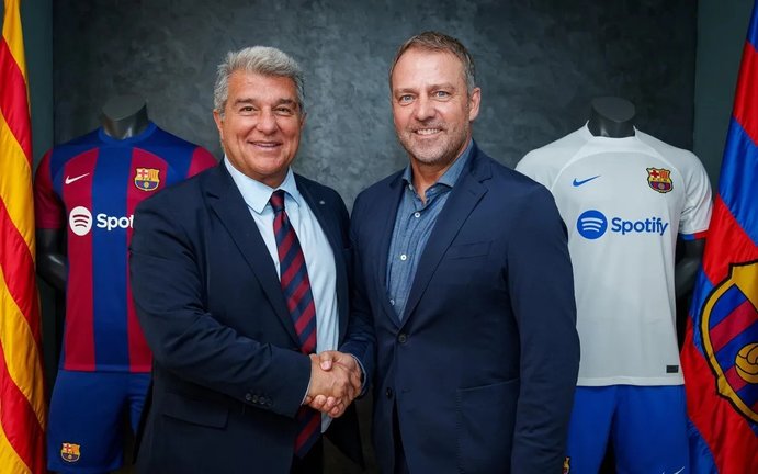 El presidente del FC Barcelona, Joan Laporta, junto al nuevo entrenador del primer equipo de fútbol masculino, el alemán Hansi Flick. / FCB