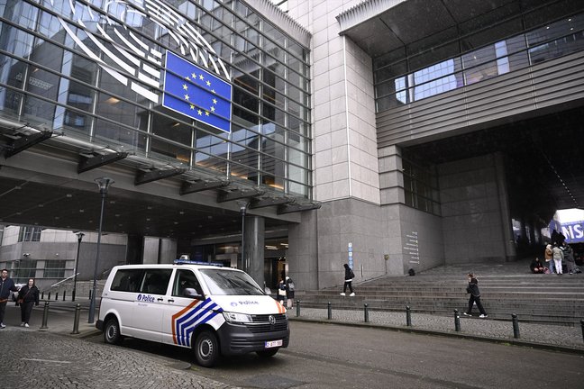 Un coche de la policía frente a la sede del Parlamento Europeo. Laurie Dieffembacq
